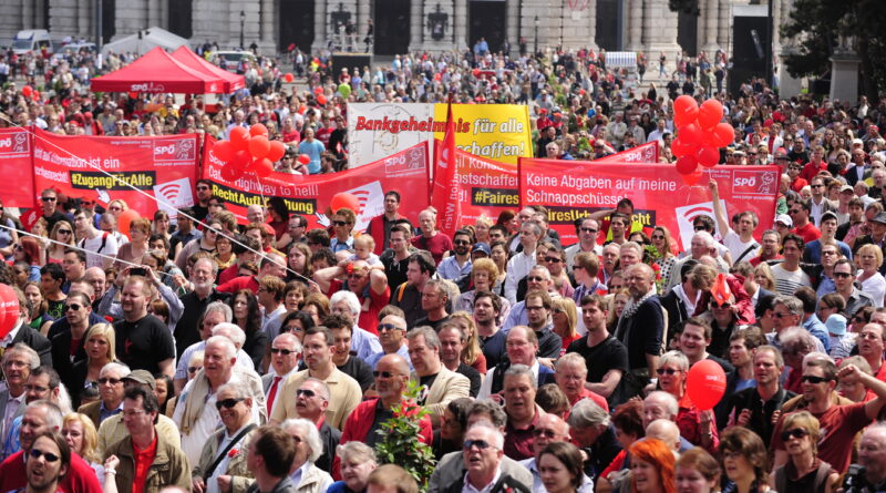 श्रमिकों के हित की बातें करना सिर्फ एक फैशन बन कर रह गया