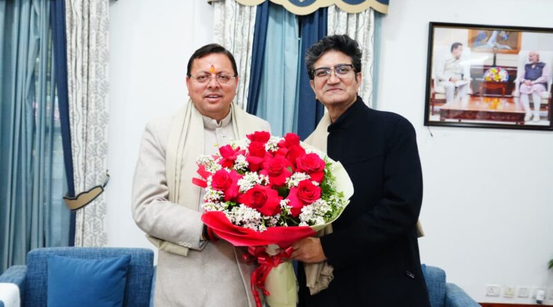 गीतकार प्रसून जोशी ने मुख्यमंत्री धामी से शिष्टाचार भेंट की