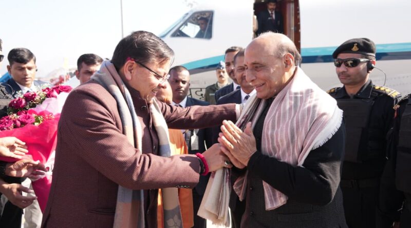 योगी खट्टर और राजनाथ पहुंचे देहरादून, धामी ने किया स्वागत