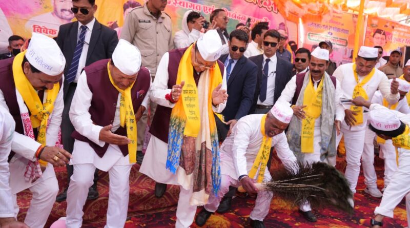 मुख्यमंत्री पुष्कर सिंह धामी ने लोहाघाट में जनता के साथ खेली होली