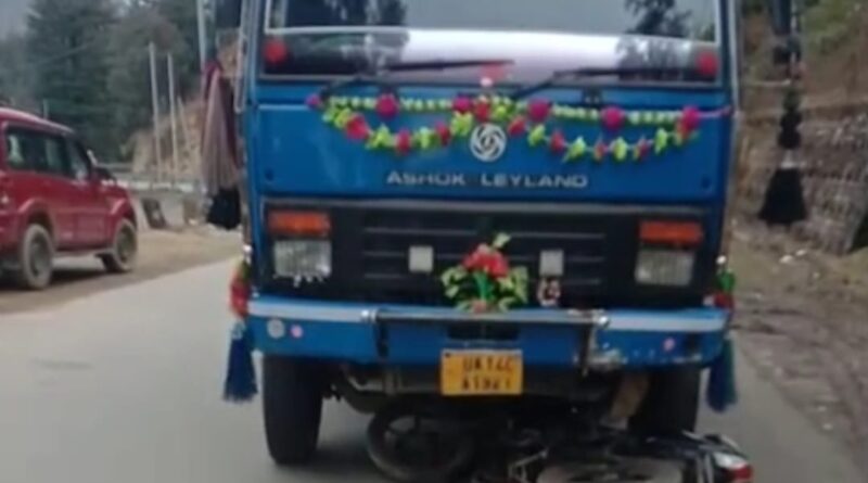 डंपर की चपेट में आए युवक की मौत, 108 सेवा की तकनीकी खराबी पर उठे सवाल