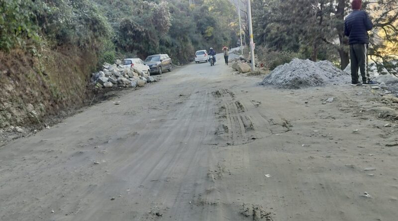 नंदादेवी राजजात मार्ग पर आधा-अधूरा हॉट मिक्स, क्षेत्र में नाराज़गी