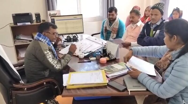 सिमली–देवार सड़क निर्माण की मांग को लेकर ग्रामीणों का लोनिवि थराली में ज्ञापन