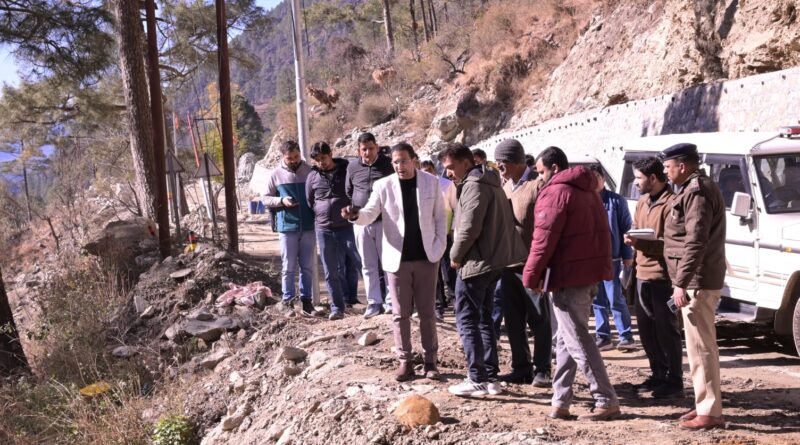 उत्तरकाशी प्रशासन चारधाम यात्रा से पहले प्रशासन एक्शन मोड में, जिलाधिकारी ने परखी व्यवस्थाएं