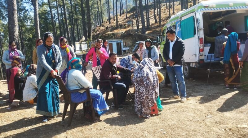 देवसारी में ग्राफिक एरा अस्पताल का निःशुल्क चिकित्सा शिविर, 60 मरीजों की जांच