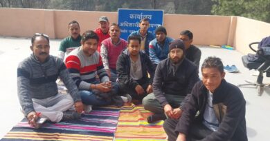 लोनिवि थराली के मिनिस्ट्रीयल कर्मचारियों का  अनिश्चितकालीन धरना शुरू