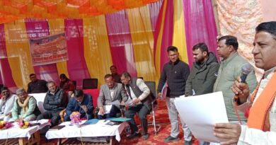 वेतन विसंगति को लेकर अतिथि शिक्षक बैठे अनिश्चितकालीन धरने पर