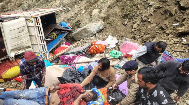 थराली में पिकअप वाहन खाई में गिरा, चार घायल, दो की हालत गंभीर