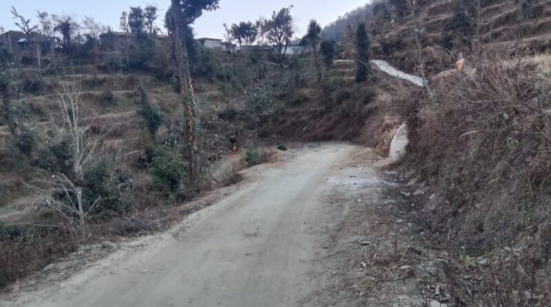 पांच साल बाद भी अधूरा जौरासी–तोणजी मोटर मार्ग, ग्रामीणों ने डीएम से की हस्तक्षेप की मांग