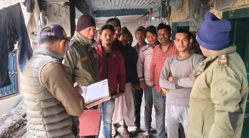 पोखरी पुलिस के सत्यापन अभियान में 100 से अधिक बाहरी व्यक्तियों का पंजीकरण