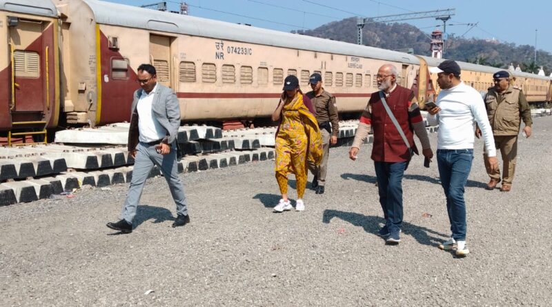 कुंभ मेला अधिकारी ने हरिद्वार रेलवे स्टेशन का निरीक्षण कर रेलवे की  व्यवस्थाओं का लिया जायजा