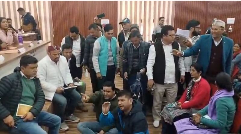 देवाल बीडीसी की बैठक में लोनिवि अफसर की गैरहाजिरी पर हंगामा, निंदा प्रस्ताव के बाद समाप्त हुआ धरना