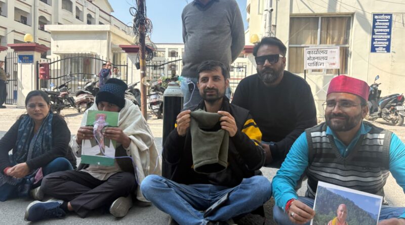 गैरसैण पर विवादित बयान के विरोध में विधायक निवास  पहुंचे आंदोलनकारी