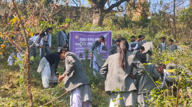 एनएसएस शिविरार्थियों ने बंदरखंड गांव में श्रमदान कर स्वच्छता का दिया संदेश