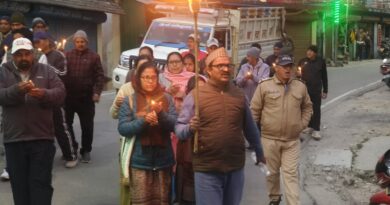 पोखरी में शिक्षकों का मशाल जुलूस, शिक्षा अधिकारियों की सुरक्षा को लेकर जताया रोष