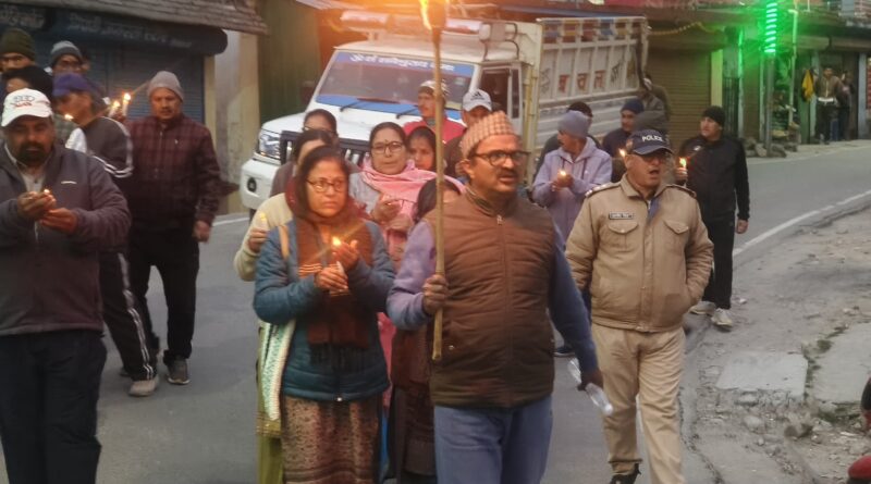 पोखरी में शिक्षकों का मशाल जुलूस, शिक्षा अधिकारियों की सुरक्षा को लेकर जताया रोष