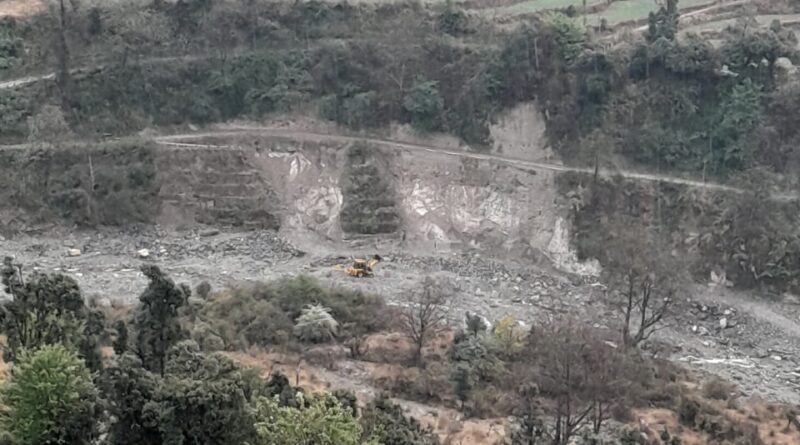 बरसात से पहले दीवाल निर्माण की मांग, नहीं तो आंदोलन की चेतावनी