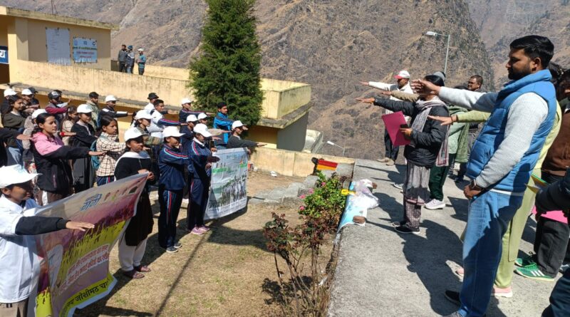 जोशीमठ कॉलेज  के छात्रों ने चलाया स्वच्छता जागरूकता अभियान