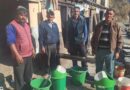 फल्दियागांव में स्वच्छता अभियान के तहत कूड़ादानों का वितरण