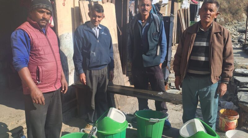 फल्दियागांव में स्वच्छता अभियान के तहत कूड़ादानों का वितरण