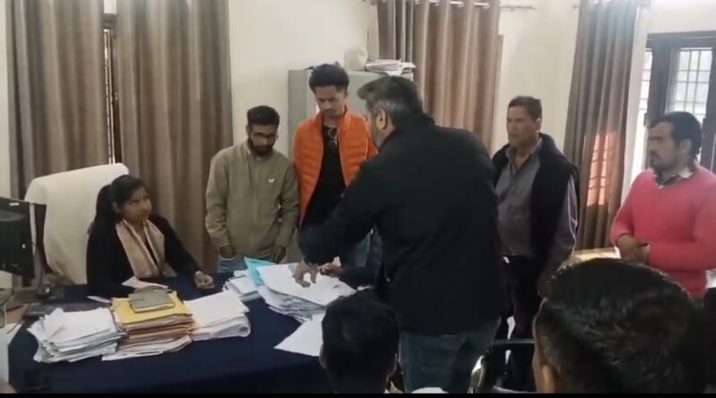 आपदा कार्यों का भुगतान न होने पर ठेकेदारों का रोष, लोनिवि थराली में तालाबंदी का प्रयास