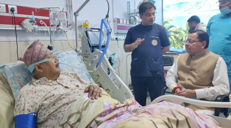 मुख्यमंत्री धामी ने एम्स ऋषिकेश पहुंचकर मंत्री सतपाल महाराज के स्वास्थ्य की जानकारी ली