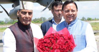 मुख्यमंत्री धामी ने पंतनगर एयरपोर्ट पर किया रक्षामंत्री राजनाथ का स्वागत