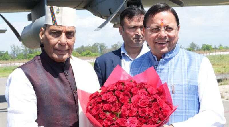 मुख्यमंत्री धामी ने पंतनगर एयरपोर्ट पर किया रक्षामंत्री राजनाथ का स्वागत