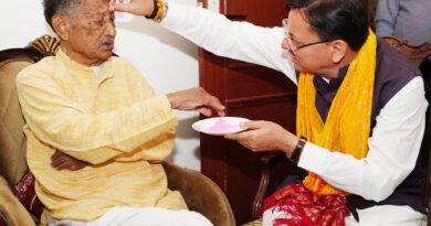 खंडूड़ी को होली मिलने पहुंचे मुख्यमंत्री धामी