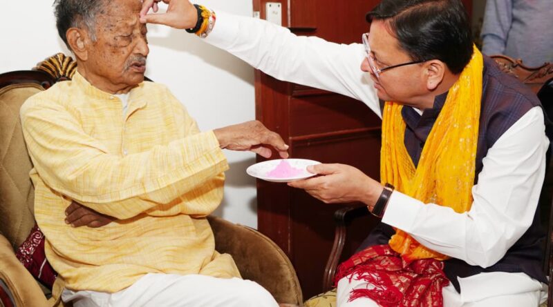 खंडूड़ी को होली मिलने पहुंचे मुख्यमंत्री धामी