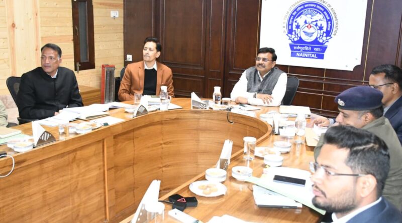 मुख्य सचिव ने नैनीताल में विकास कार्यों की समीक्षा की, समयबद्धता और गुणवत्ता पर दिया जोर
