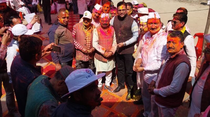 होली गीतों और सामूहिक नृत्य से सराबोर हुआ थराली रामलीला मैदान