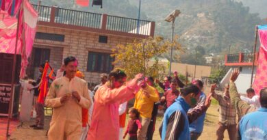 गौचर में दो स्थानों पर होली मिलन समारोह, ठोल-दमाऊं की थाप पर झूमे लोग