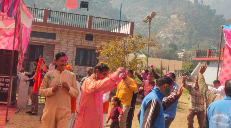 गौचर में दो स्थानों पर होली मिलन समारोह, ठोल-दमाऊं की थाप पर झूमे लोग