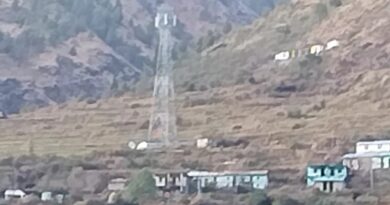 मोबाइल से बात करने के लिए पार्वतरोहण करना पड़ता है ग्रामीणों को