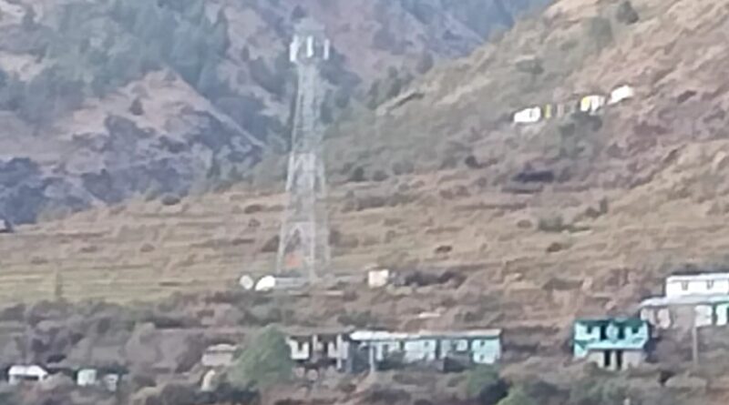 मोबाइल से बात करने के लिए पार्वतरोहण करना पड़ता है ग्रामीणों को