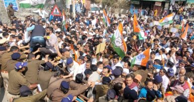विस कूच में कांग्रेस ने दिखाई ताकत, बेबस नजर आई पुलिस