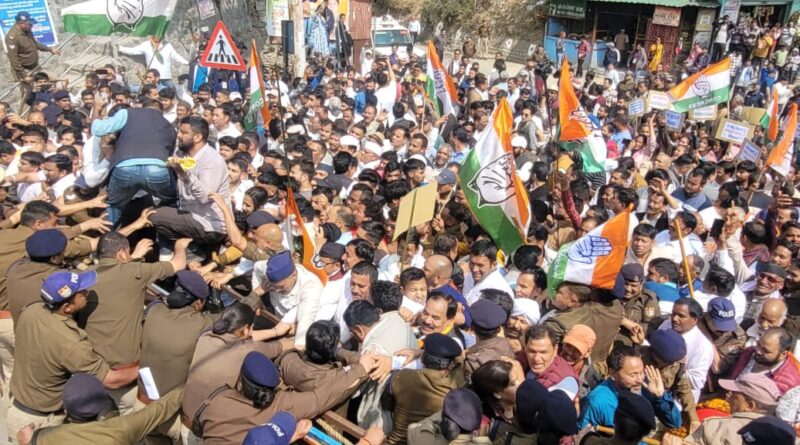 विस कूच में कांग्रेस ने दिखाई ताकत, बेबस नजर आई पुलिस