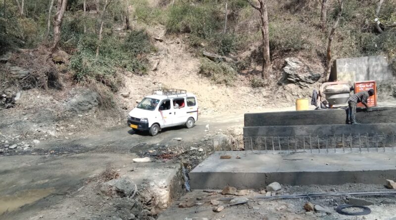 पोखरी–हापला–गोपेश्वर मोटर मार्ग पर ठेकेदार की लापरवाही से जानलेवा हालत