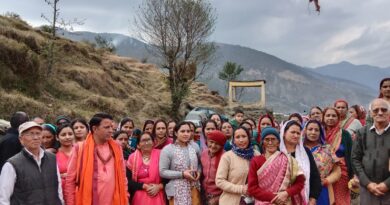 गांव में गाड़ी पहुंचने पर डूंगर के ग्रामीणों ने मनाया जश्न