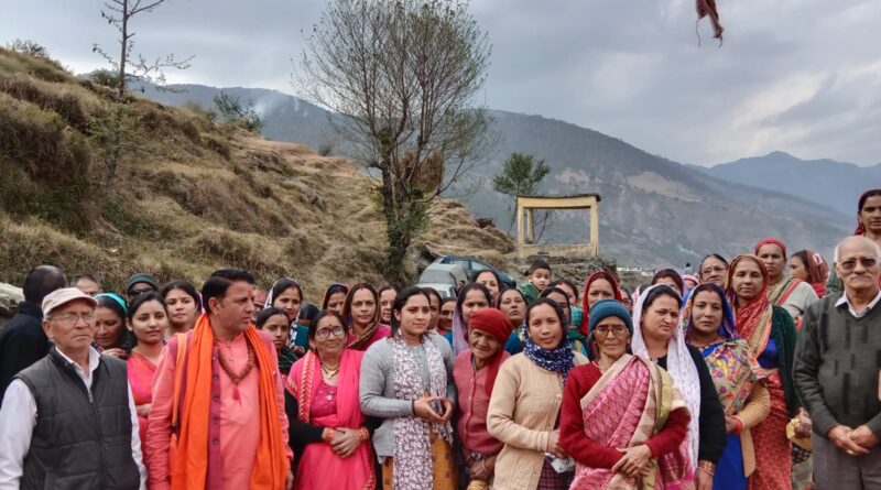 गांव में गाड़ी पहुंचने पर डूंगर के ग्रामीणों ने मनाया जश्न