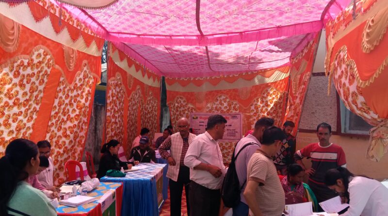 निशुल्क स्वास्थ्य शिविर में 100 लोगों की जांच, दवाइयां वितरित