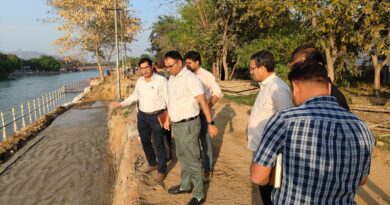 अपर मेला अधिकारी ने कुंभ मेला की तैयारियों के तहत निर्माणाधीन घाटों का किया निरीक्षण