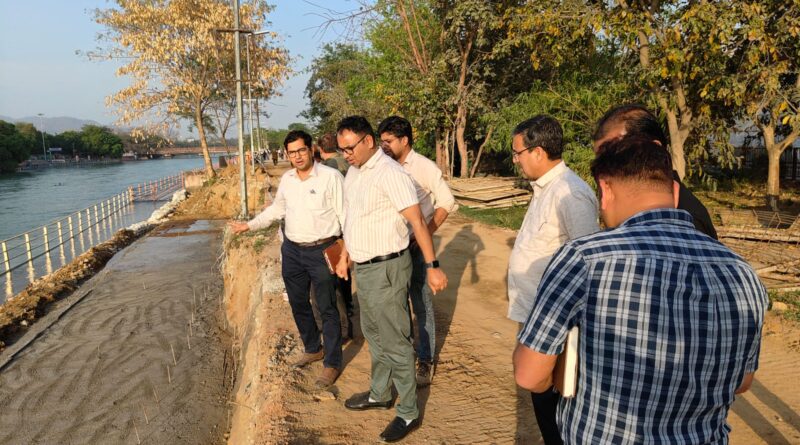 अपर मेला अधिकारी ने कुंभ मेला की तैयारियों के तहत निर्माणाधीन घाटों का किया निरीक्षण