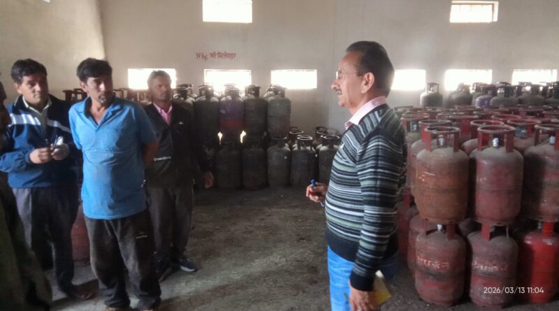 तहसीलदार व खाद्य निरीक्षक ने पोखरी में गैस गोदाम और होटलों में चलाया निरीक्षण अभियान