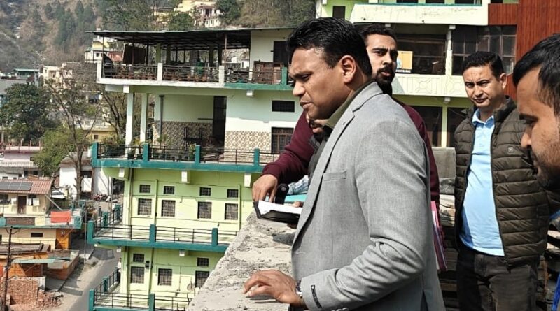 चारधाम यात्रा मार्ग पर पार्किंग व्यवस्थाओं का सचिव ने किया निरीक्षण