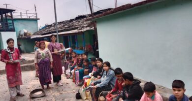 बसंत के स्वागत का लोक पर्व फूलदेई शुरू, बच्चों ने घर-घर बिखेरे फूल बसंत के स्वागत का लोक पर्व फूलदेई शुरू, बच्चों ने घर-घर बिखेरे फूल