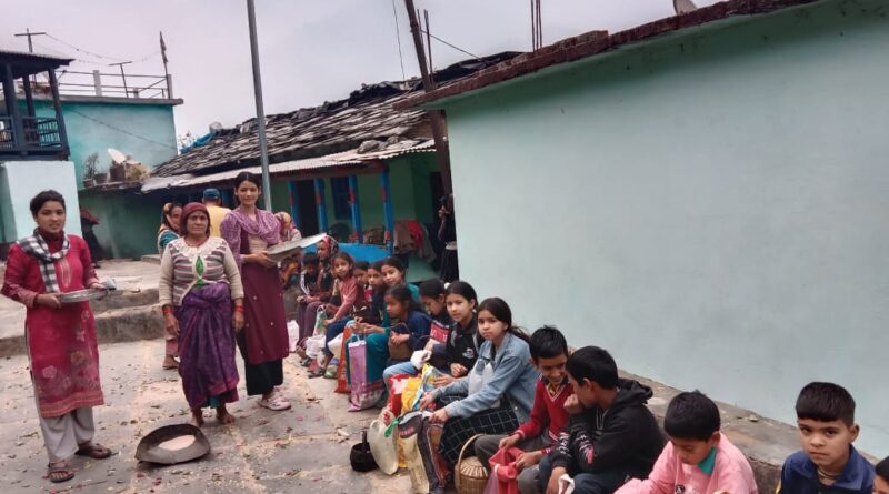 बसंत के स्वागत का लोक पर्व फूलदेई शुरू, बच्चों ने घर-घर बिखेरे फूल