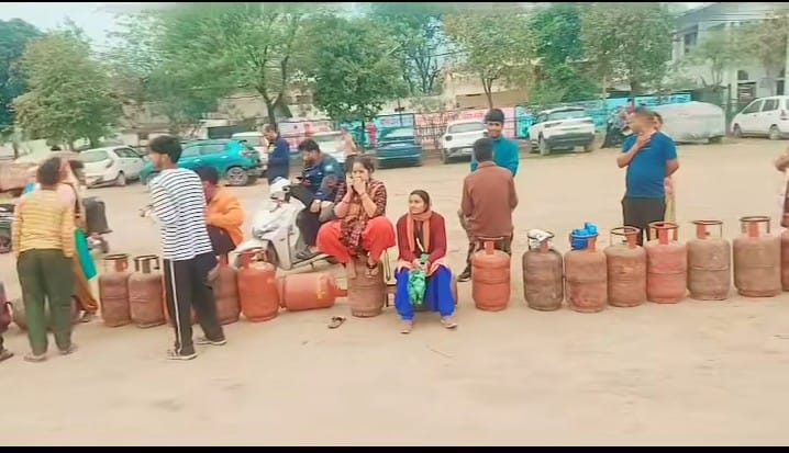 गैस आपूर्ति ठप, होटल व चाय खोमचों का कारोबार बंदी के कगार पर