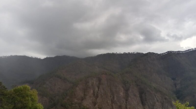 पोखरी क्षेत्र में बदला मौसम, हल्की बारिश से बढ़ी ठंड, किसानों के चेहरे खिले